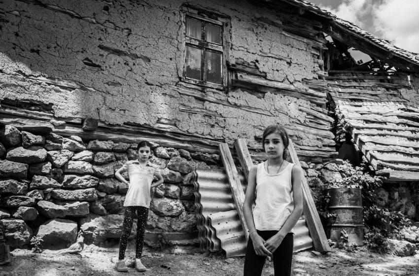  EAGLES ARE THEIR NEIGHBORS – two beautiful children, Lutka (12) and Ana (11), in a mud house in the village of Svinjište! (video)